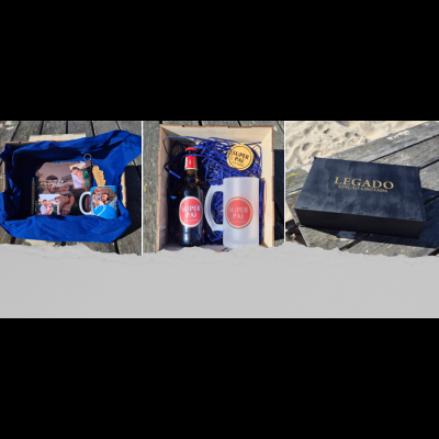 Conjunto de presentes com canecas, chaveiro, cartão, cervejas Super Bock e copo em caixas e tecido azul, incluindo caixa preta LEGADO EDIÇÃO LIMITADA na praia