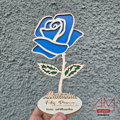 Decoração de madeira em forma de rosa azul com mensagem Feliz Páscoa na base