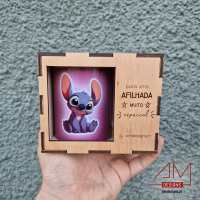 Caixa de madeira com caneca rosa do Stitch e texto gravado para afilhada
