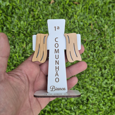 Crucifixo branco e madeira com texto 1ª COMUNHÃO Bianca 14 DE JUNHO 2026