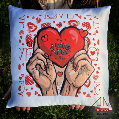 Almofada branca com mãos segurando coração vermelho com texto LOVE YOU e padrão de corações