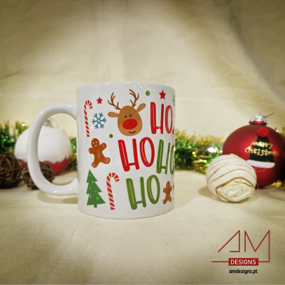 Caneca branca com desenhos e texto natalício HO HO HO em vermelho e verde