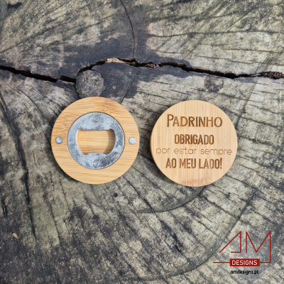 Abridor de garrafas redondo em madeira com texto gravado a dizer 'PADRINHO OBRIGADO por estar sempre AO MEU LADO!'