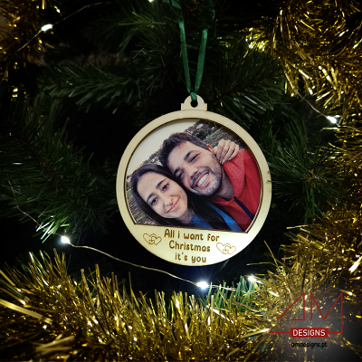 Enfeite de Natal redondo em madeira com foto de casal e texto gravado, pendurado em árvore de Natal