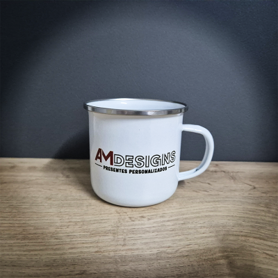Caneca metálica branca com texto AMDESIGNS presentes personalizados