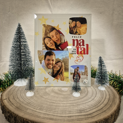 Moldura de fotos natalícia com texto e mini árvores de Natal em mesa de madeira