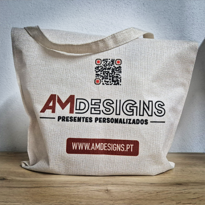 Saco de tecido cru com impressões de marca AM DESIGNS e código QR