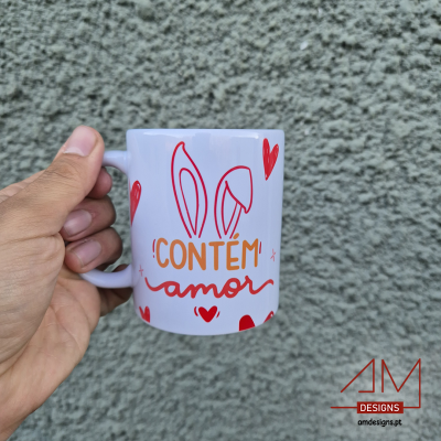 Caneca branca com desenhos vermelhos e texto 'CONTÉM amor' em fundo cinza