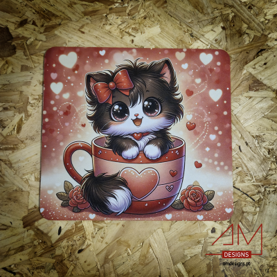 Tapete com estampa de gato fofo dentro de chávena rosa com corações e rosas, fundo com corações e superfície de madeira