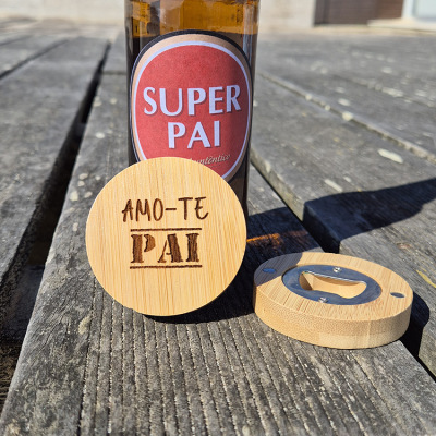 Garrafa âmbar com etiqueta SUPER PAI e tampas de madeira com texto AMO-TE PAI