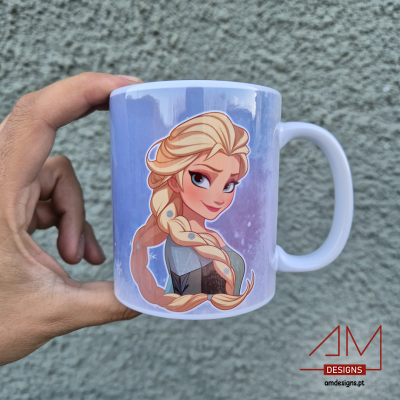 Caneca branca com imagem cartoon da personagem Elsa de Frozen e logo AM Designs