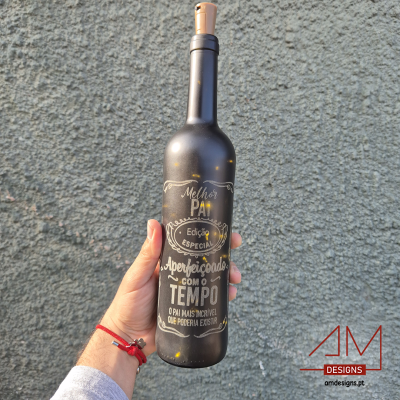 Garrafa preta fosca com texto especial para pai, segurada por mão com pulseira vermelha