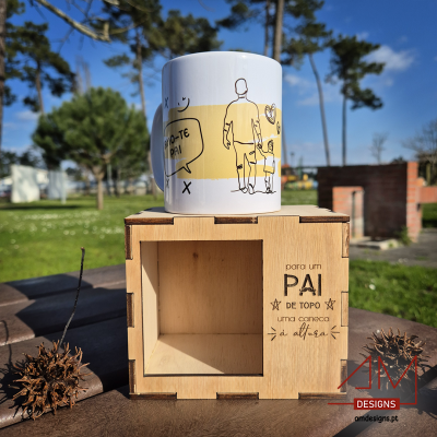 Caneca branca com desenho e texto para pai sobre caixa de madeira gravada em espaço exterior