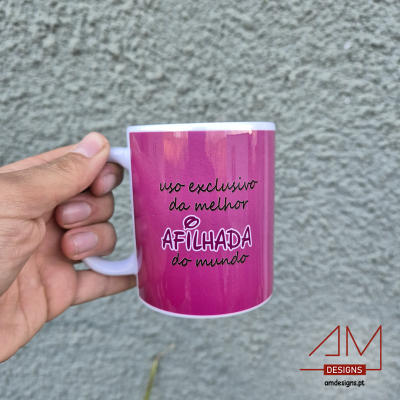 Caneca branca com fundo rosa e texto em português