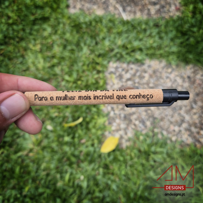 Caneta castanha claro com texto para a melhor mãe incrível