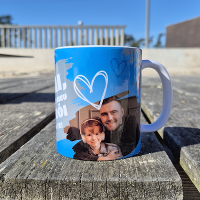 Caneca azul com foto de homem e criança, corações desenhados e texto MEU PAI