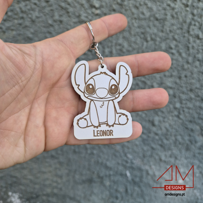 Porta-chaves branco com personagem Stitch gravado e nome LEONOR