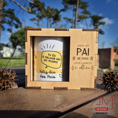 Caneca branca e amarela em caixa de madeira gravada com texto para Dia dos Pais
