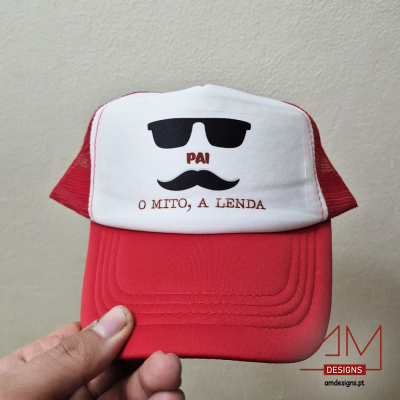 Boné vermelho e branco com bigode, óculos e texto pai o mito a lenda