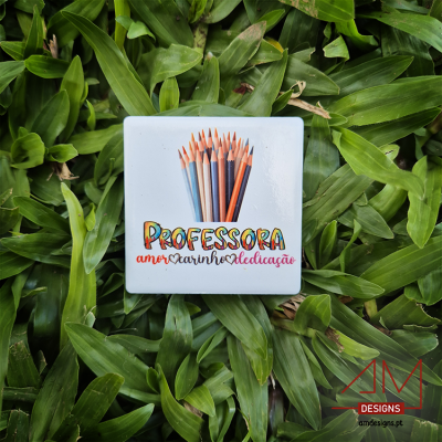 Azulejo decorativo para professora com lápis e texto, sobre fundo de folhas verdes