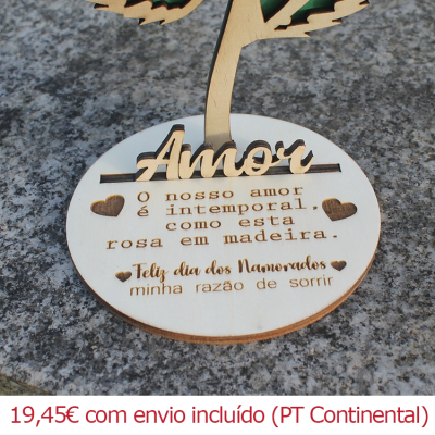 Placa decorativa de madeira com texto sobre amor e Dia dos Namorados