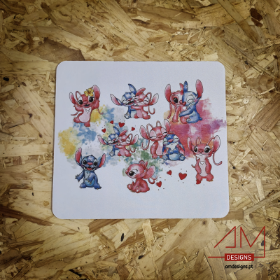 Postal quadrado com várias ilustrações da personagem Stitch coloridas