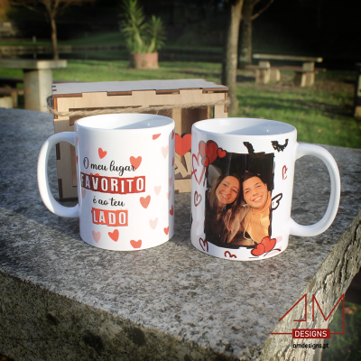 Duas canecas brancas com texto e fotografia decorativa, sobre pedra, ao ar livre