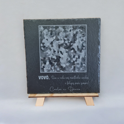 Placa decorativa de ardósia preta com texto em branco e suporte de madeira