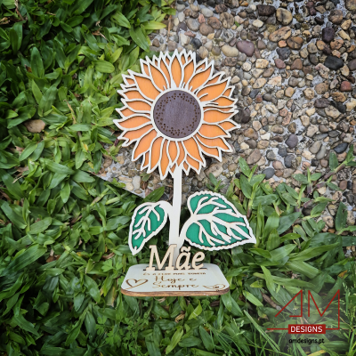 Decoração de girassol em madeira com texto para mãe, sobre relva com pedras