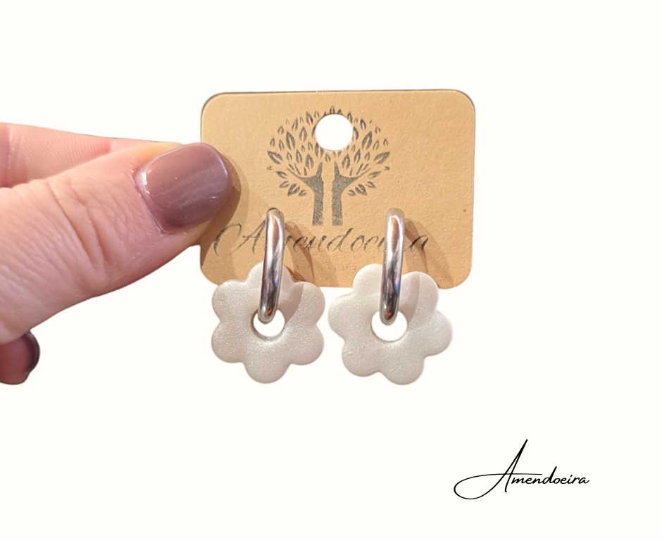 Brincos - Flor Serena com argola prateada Brincos argola prateada com flor em pérola. Handmade