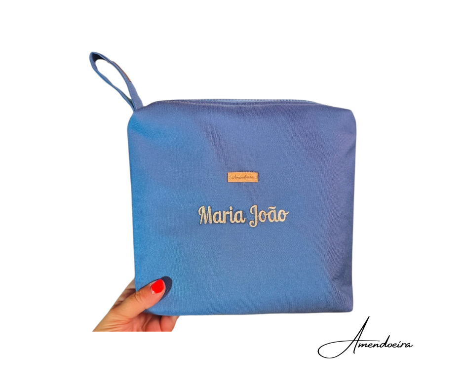 Lancheira / Bolsa Térmica - Cores lisas Bolsa azul bordada com nome Maria João