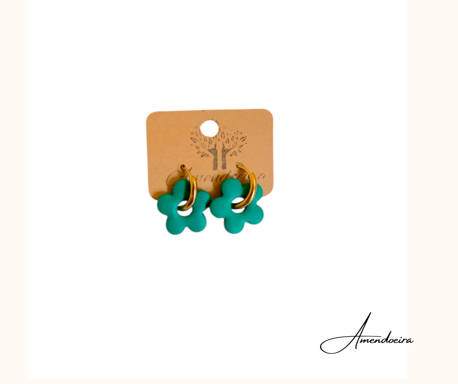 Brincos Flor Serena - Verde Brincos com flor verde e argola dourada em cartão castanho com desenho de árvore.