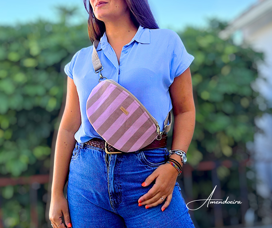 Bolsa Milan - Riscas castanhas e rosa Mala de cintura riscada castanho claro e roxo com alça bege