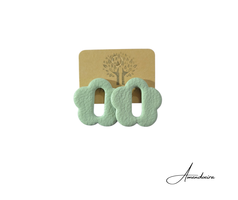 Brincos Aurora - Verde água claro Brincos verdes forma de flor com textura em cartão castanho com desenho árvore