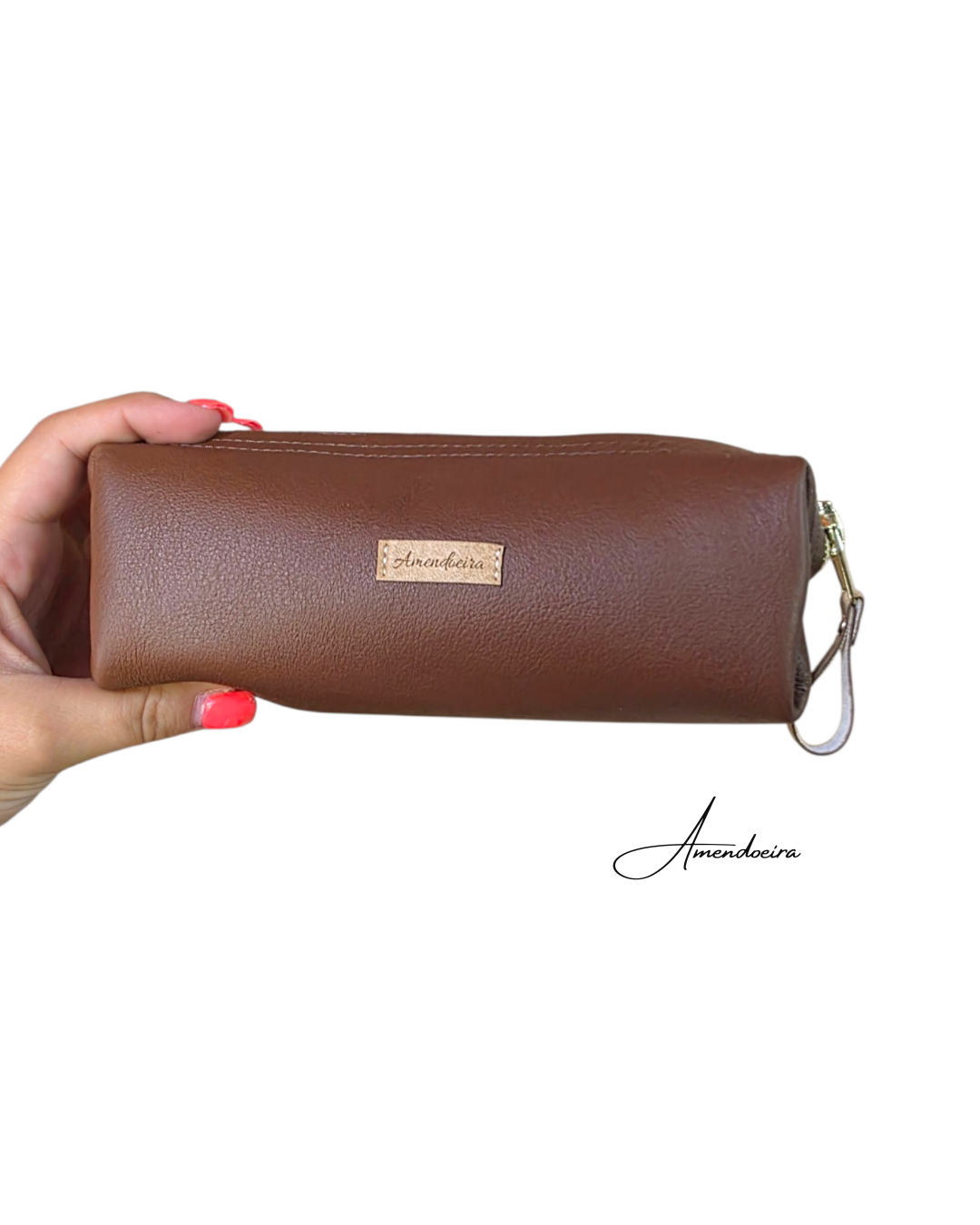 Estojo / Bolsa para canetas - em pele brown Estojo castanho tipo pele com etiqueta 'Amendoeira' e fecho de correr vermelho na mão.