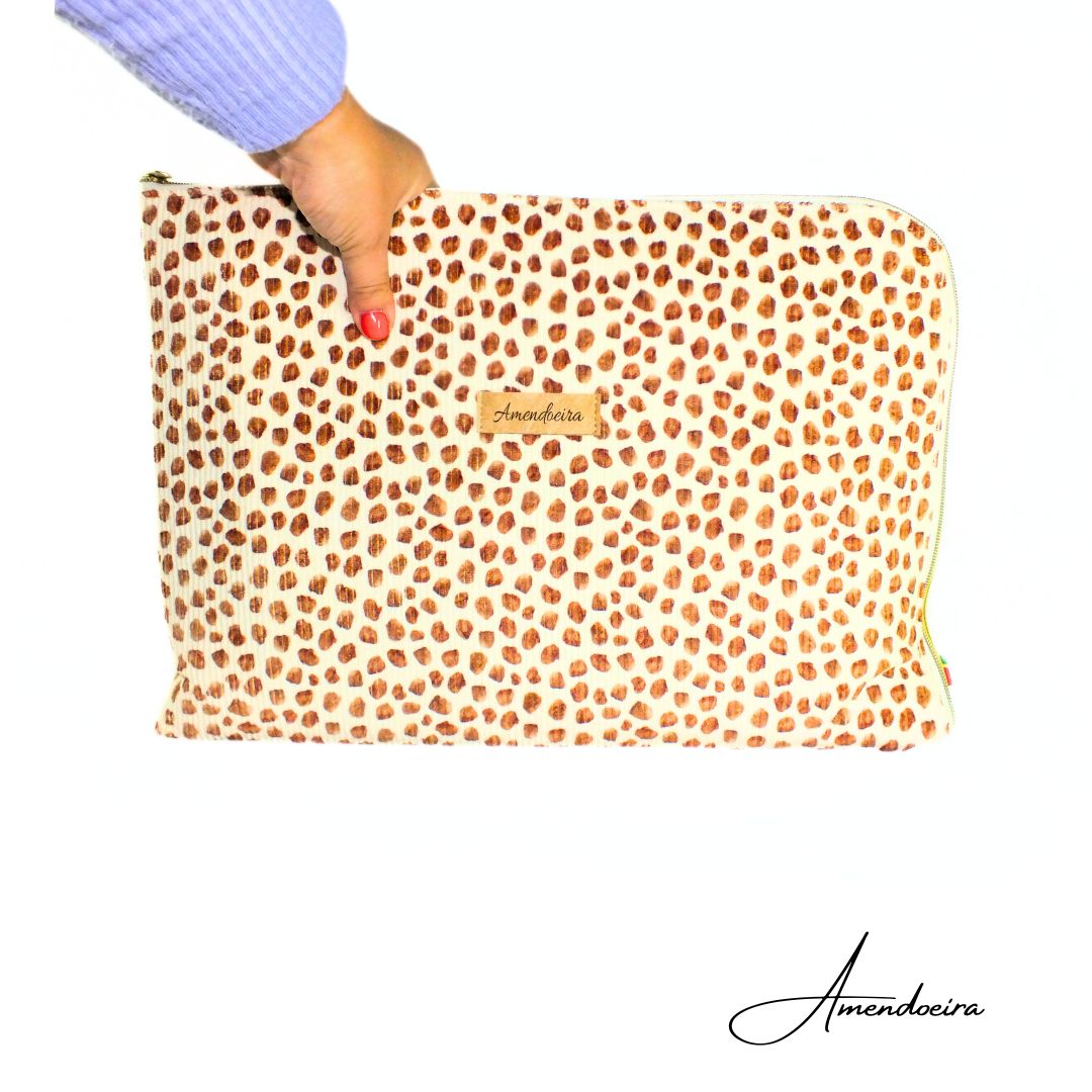 Bolsa para Portátil - Girafe Mala padrão animal print castanho claro com etiqueta 'Amendoeira'