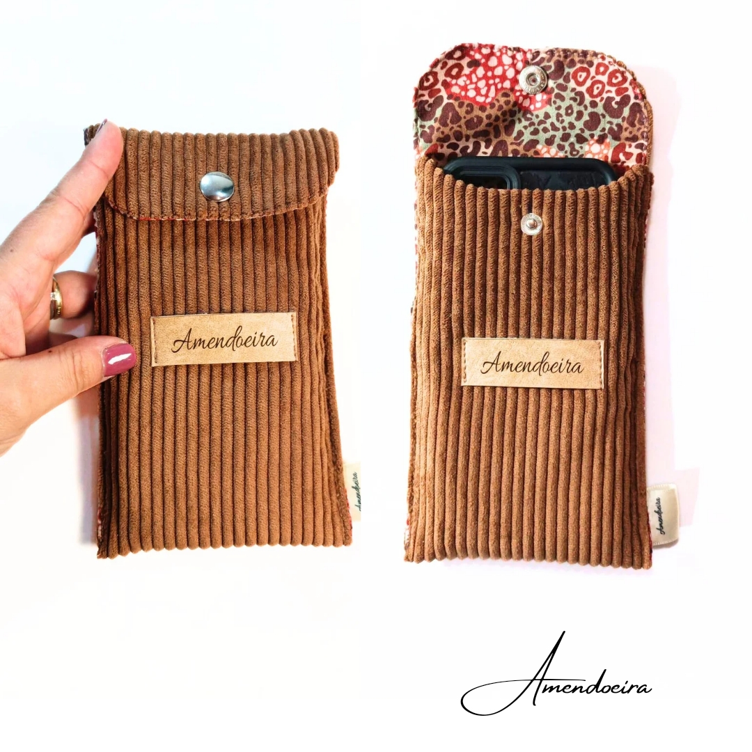 Carmen - Bombini bronze Estojo de tecido castanho canelado com botão e forro estampado vermelho e branco