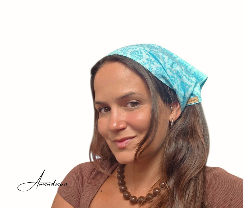 Bandana - Padrão azul turquesa Mulher com lenço azul claro na cabeça e colar de contas marrons
