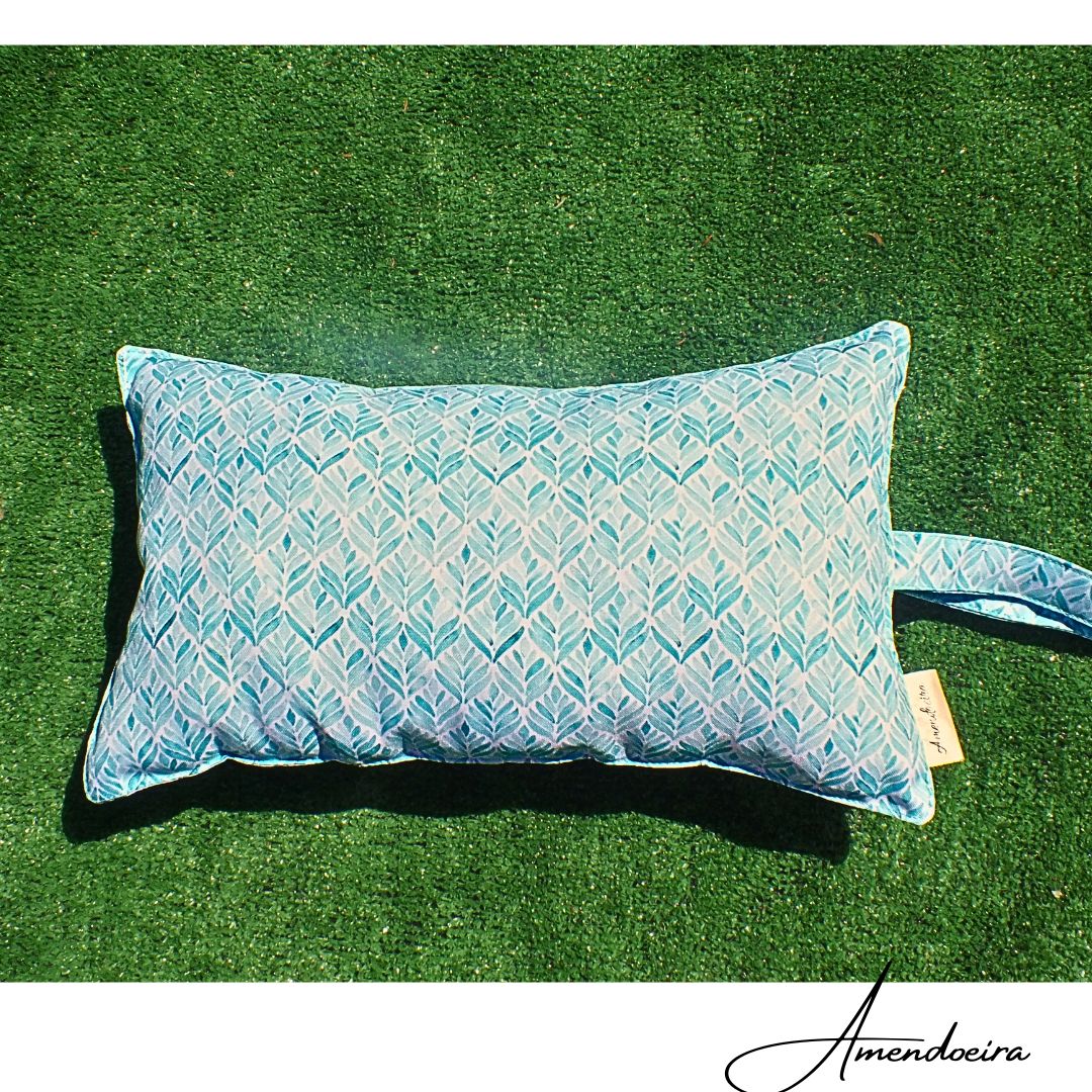 Almofada de praia/piscina blue leaves Almofada azul com padrão geométrico sobre relva artificial
