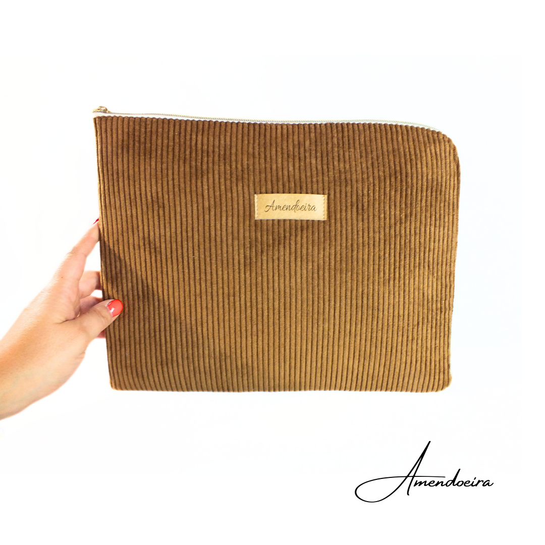 Bolsa para Tablet - Camel flower Mala pasta em veludo cotelê castanho com etiqueta Amendoeira