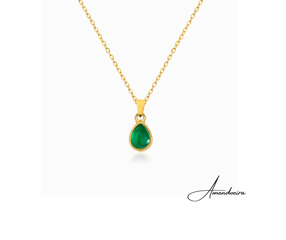 Colar gota - Ágata verde Colar dourado com pendente verde em forma de gota, fundo branco, assinatura Amendoeira