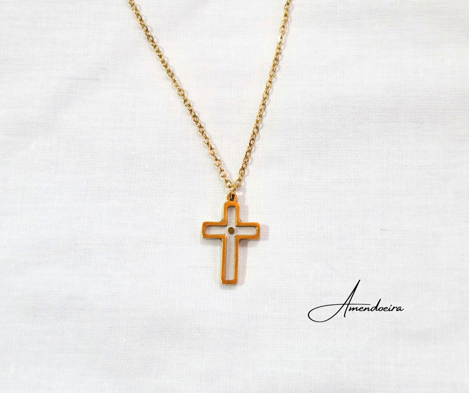 Colar da Fé - semente de mostarda Colar dourado com pendente em cruz sobre fundo branco com texto