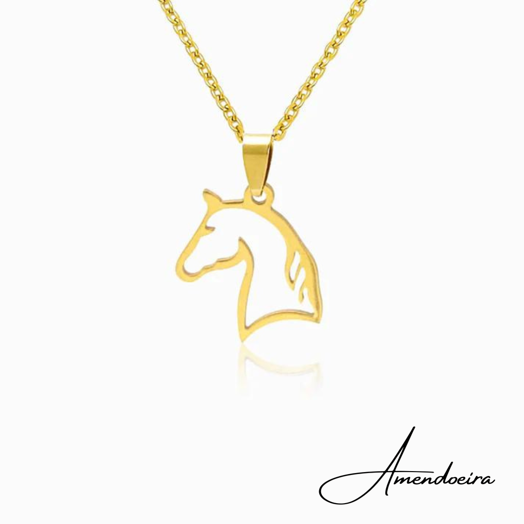 Colar horse head - Dourado Colar dourado com pendente de cabeça de cavalo e fundo branco