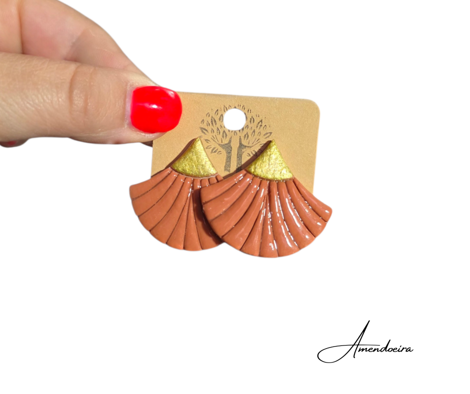 Brincos Capri - Dourado e terracota Brincos leque terracota e dourado em cartão com ilustração de árvore
