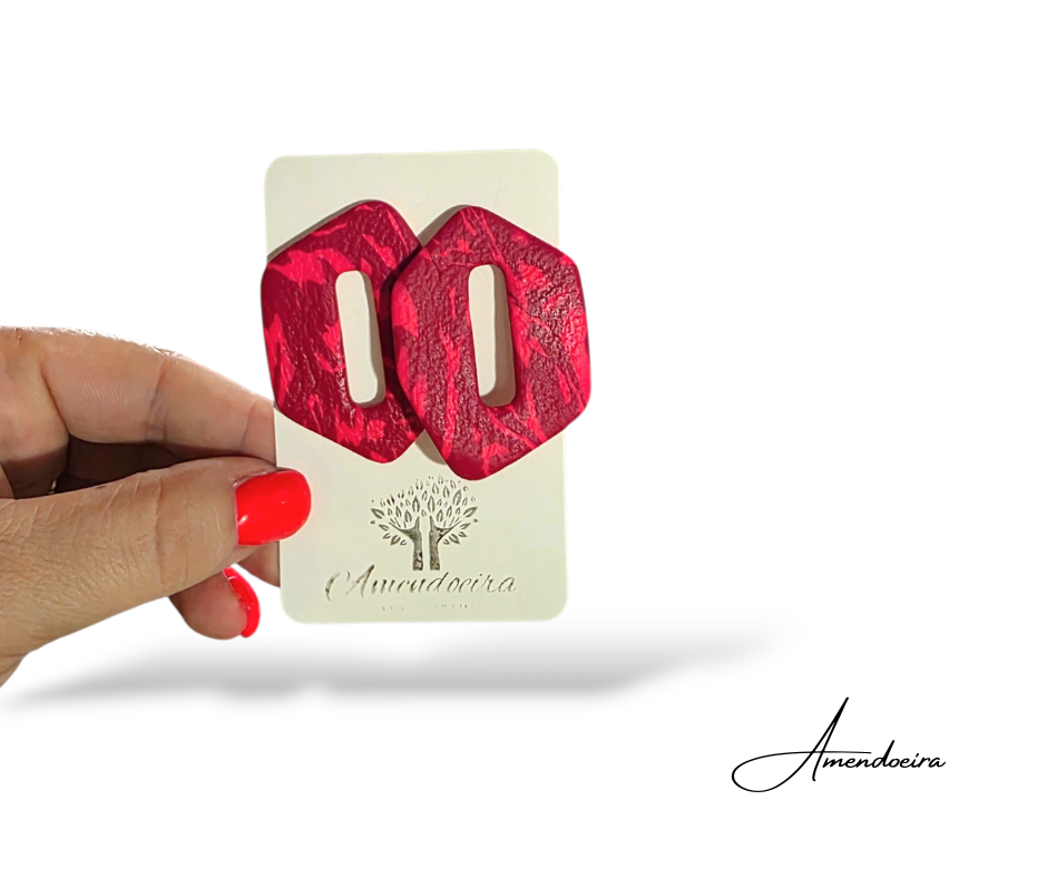 Brincos Carmim- Padrão Rubi Brincos vermelhos hexagonais texturizados em cartão branco Amendoeira