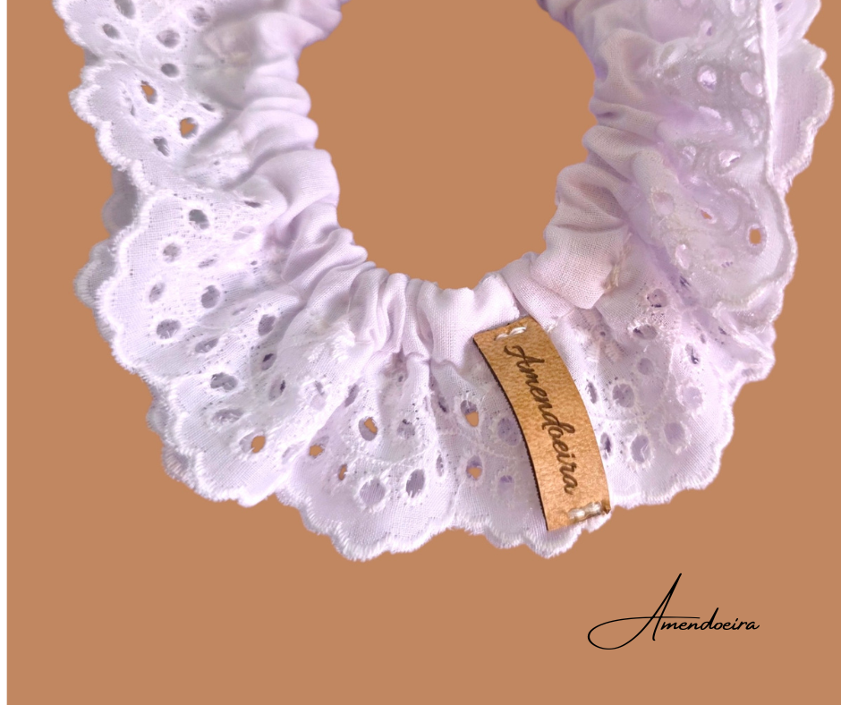 Scrunchie de Renda bordada Raspadinha elástica branca com padrões perfurados e etiqueta Amendoeira