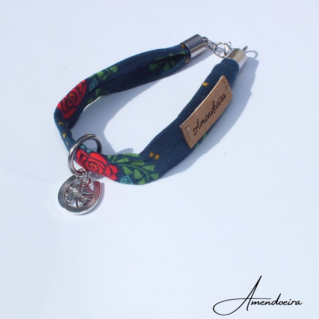 Pulseira Mel - Red rose - trevo Pulseira azul com rosas vermelhas, fecho e pendente metálicos, etiqueta 'Amendoeira'