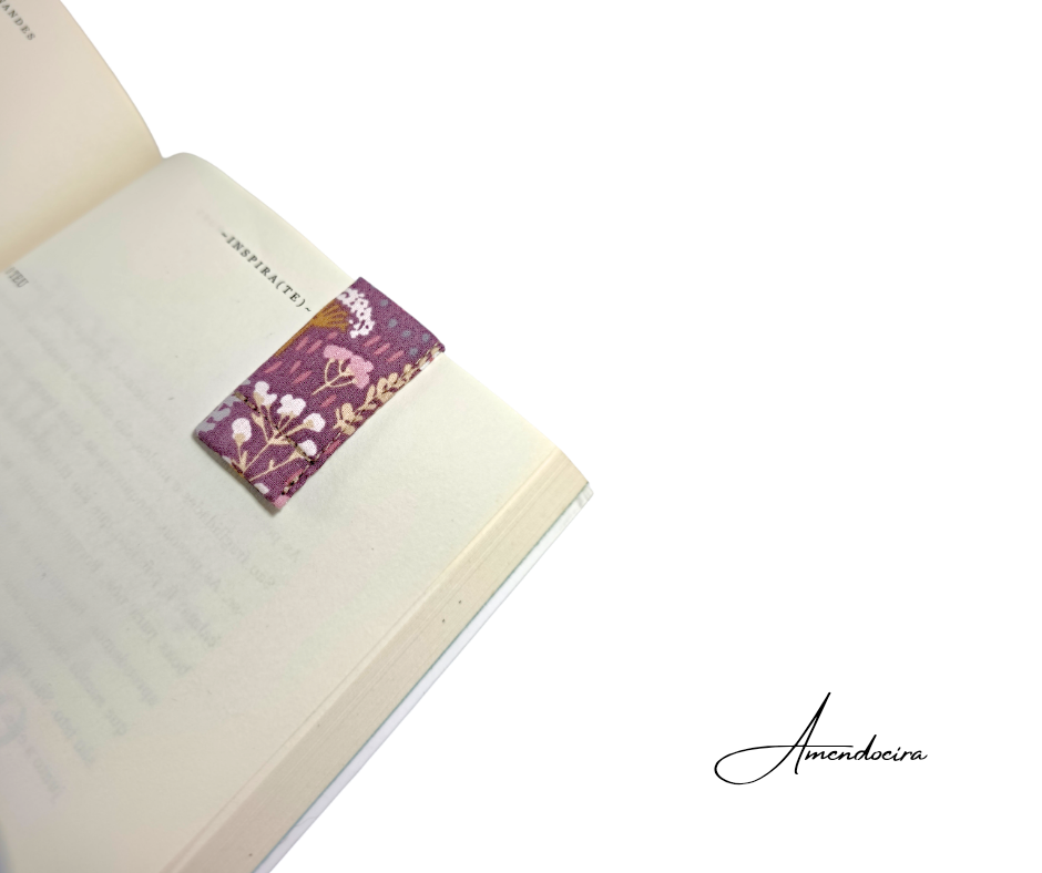 Separador magnético Livro/Agenda - Flores fundo malva Marcador de páginas tecido floral roxo num livro aberto