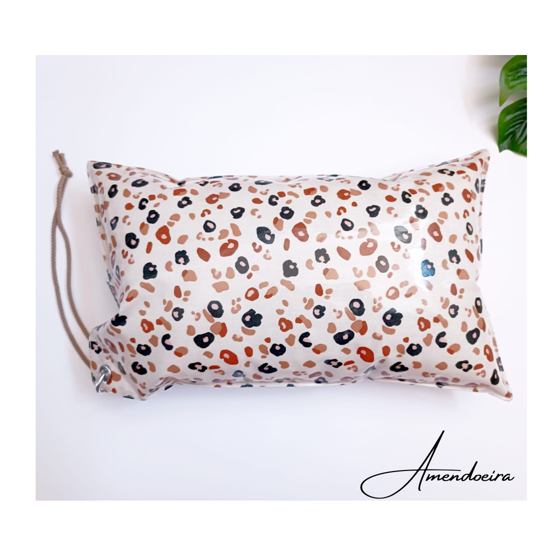 Almofada Leopard almofada retangular com padrão de manchas castanhas, bege, preto e rosa e cordão num canto
