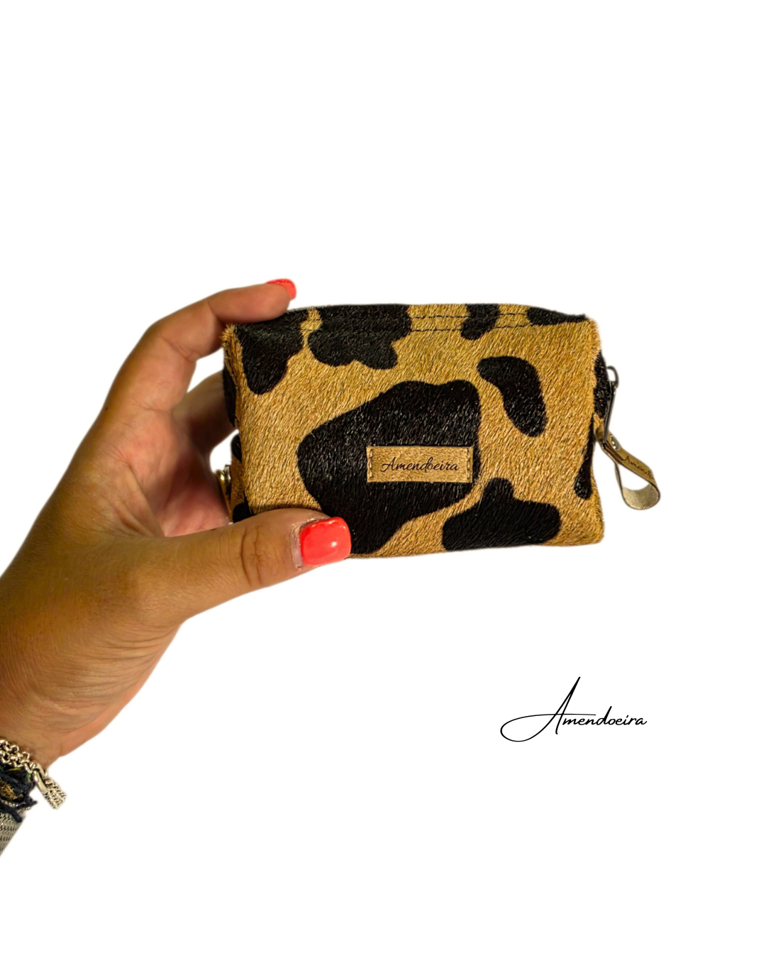 Bolsa Atenas em pele- porta moedas e cartões - Cowi camel Carteira pequena animal print castanha e preta com etiqueta metálica Amendoeira